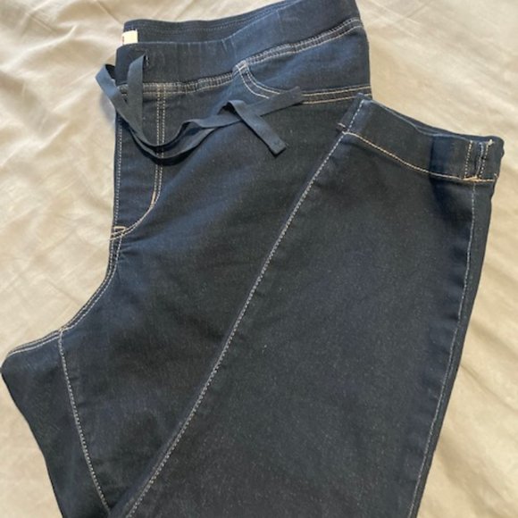 l.e.i. Women's Dorm Pull on Jegging with Tie Detailing in Knit Denim